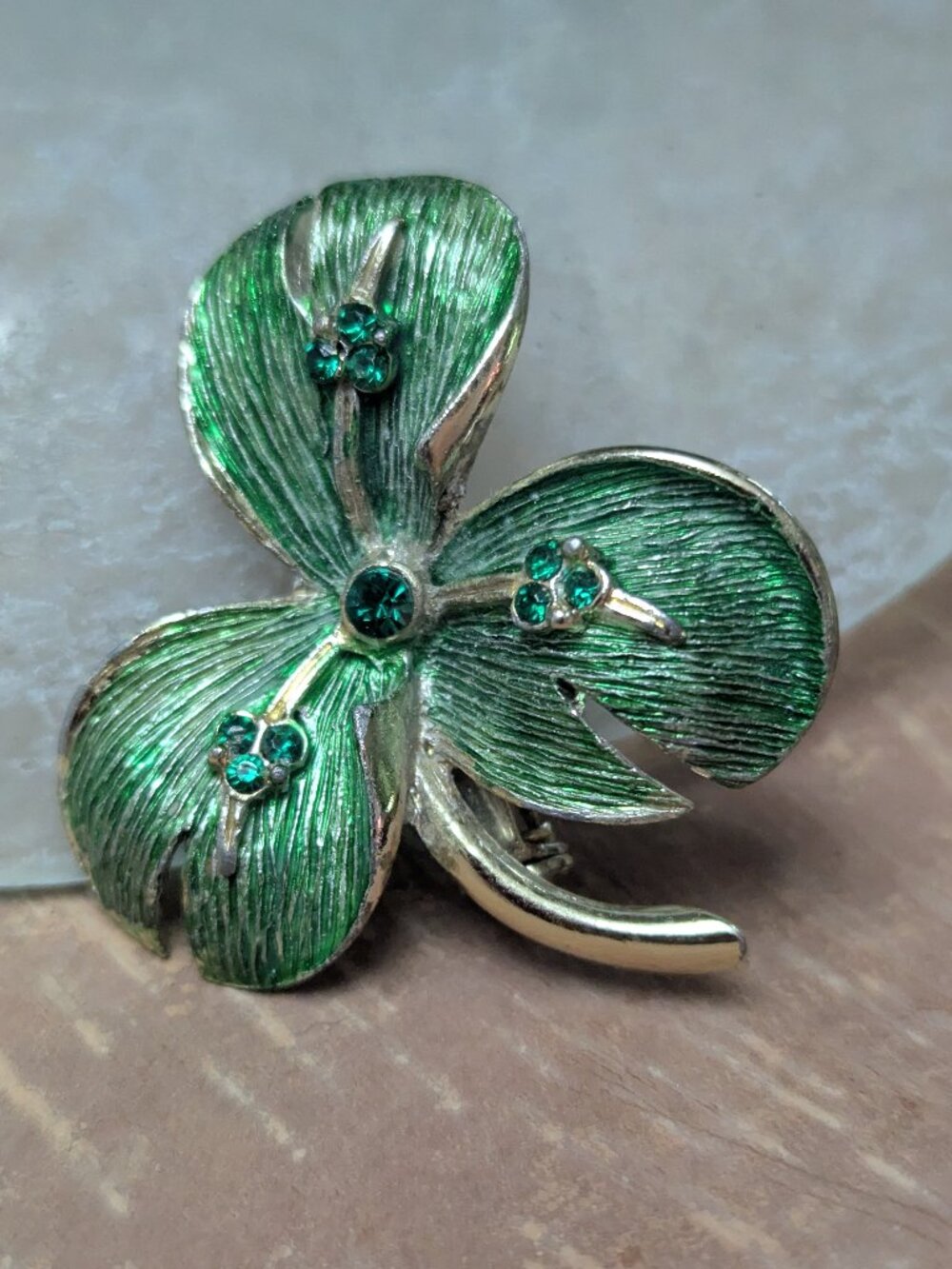 Vintage Irish Green Shamrock Brooch Pin Rhinestone Brushed Green Gold Tone